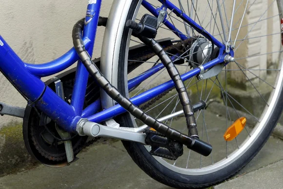 Blaues Fahrrad mit Fahrradschloss